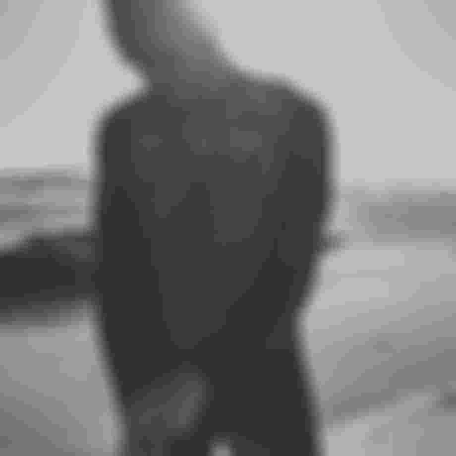 Lasse Walker wearing a kite impact vest and walking on the beach