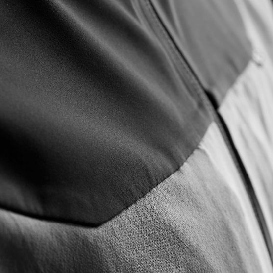 Hybrid_Console mixing 3-layer laminate and double weave fabric