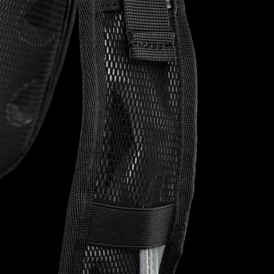 Pre-shaped & breathable EVA shoulder straps
