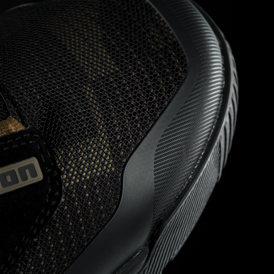 robust PU main fabric combined with breathable mesh in forefoot area
