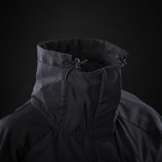 high collar with elastic regulation