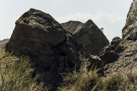 ION Bike K-Pact Select knee pads during mountain biking on a rocky mountain trail