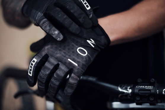 ION_Bike_Gloves-Traze_Action-Shots_1