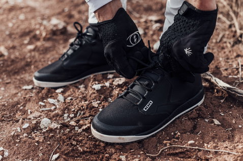 Chaussures vélo ION Scrub pédale plate en noir pendant le VTT sur sentier en terre