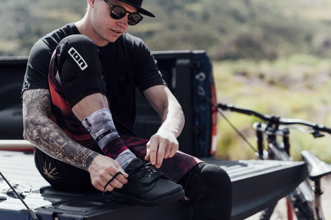 ION Seek Fahrradsocken in dunkelgrau beim Mountainbiken am Trail