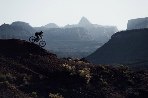 ION Bike Scrub Amp LS tee de protection lors d'une sortie VTT en paysage de canyon désertique