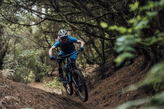 ION_Bike_Jersey-Traze-Amp-Half-Zip-SS-women_Action-Shots_1