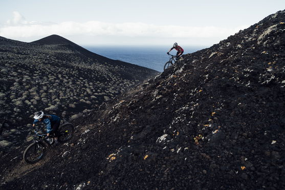 ION_Bike_Tee-LS-3/4-Scrub-AMP-WMS_Action-Shots_1