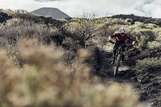 ION_Bike_Tee-LS-3/4-Scrub-AMP-WMS_Action-Shots_2