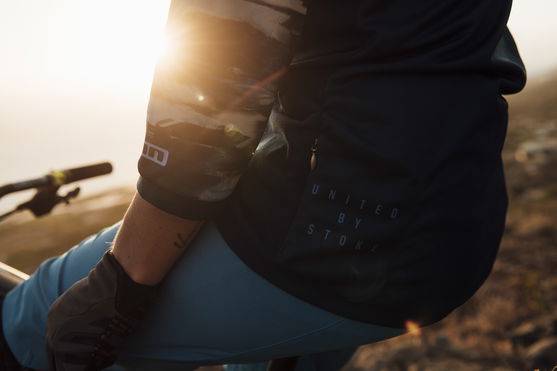 ION_Bike_Tee-LS-3/4-Scrub-AMP-WMS_Action-Shots_3