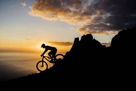 ION Seek SS DR Damen Fahrradtrikot beim Mountainbiking auf felsigem Bergkamm im Sonnenuntergang