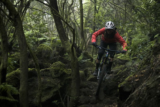 ION_Bike_3-Layer-Jacket-Scrub-AMP-WMS_Action-Shots_1