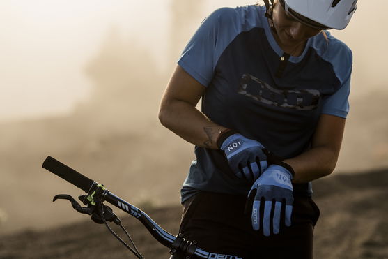 ION_Bike_Gloves-Scrub_Action-Shots_2