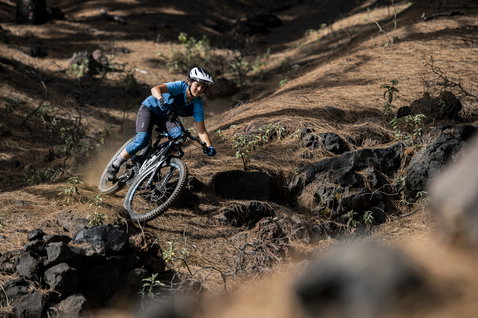 Gilet de protection ION Bike K-Traze Amp zip lors d'une descente VTT sur sentier rocheux