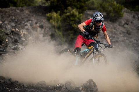 ION Bike K-Traze Amp veste de protection lors d'une descente enduro sur sentier rocailleux