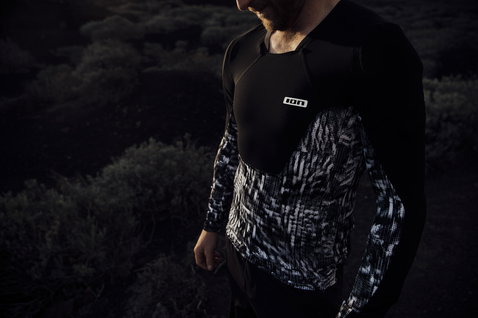ION Scrub Amp tee de protection manches longues avec protections SAS-TEC en noir lors du VTT