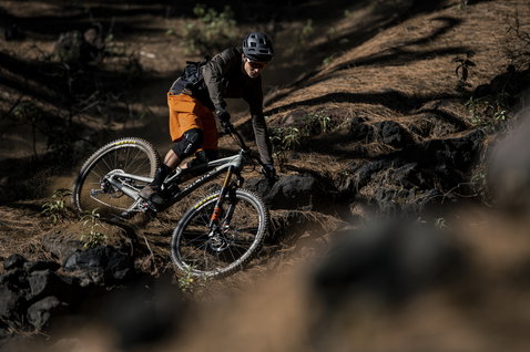 Sac banane ION Bike Traze 3 lors d'une descente VTT enduro sur sentier rocheux