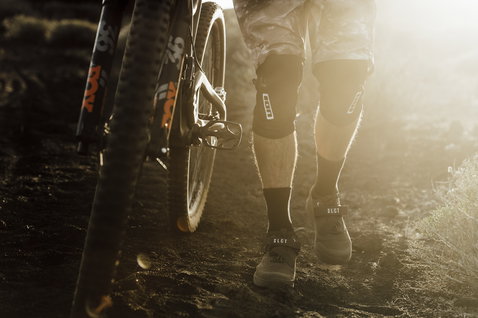 ION Rascal Select Klick-Mountainbikeschuhe in schwarz beim Mountainbiken auf einem Trailpfad