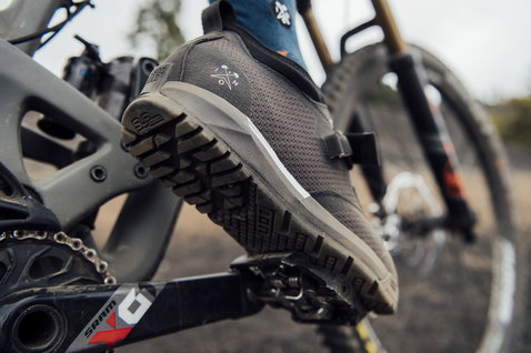 ION Rascal Select Klick-Bikeschuh in charcoal black beim Mountainbiken auf dem Trail