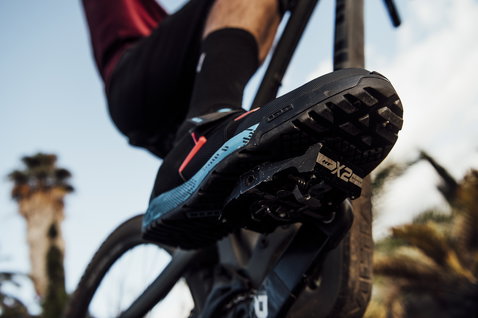 Chaussure VTT ION Bike Rascal en noir et bleu-vert avec pédale automatique HCX2 lors d'une sortie vélo tout-terrain