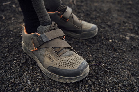 Chaussures vélo ION Rascal en marron olive et noir lors d'une sortie VTT sur sentier