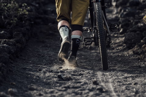 ION Scrub Fahrradsocken Größe 39–42 in offwhite und schwarz beim Mountainbiken auf Vulkantrail