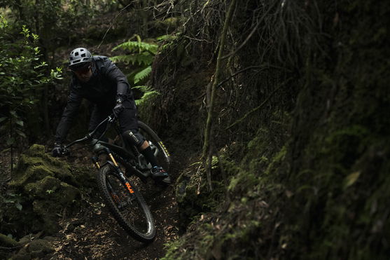 ION_Bike_Hybrid-Jacket-Traze-Select_Action-Shots_1