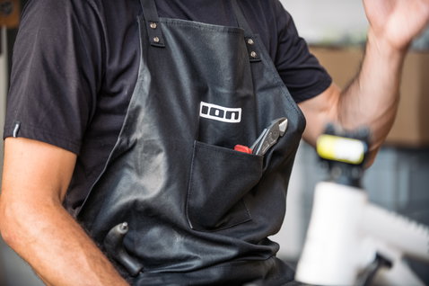 ION Apron Werkstattschürze aus gewachstem Canvas in schwarz beim Fahrrad-Workshop