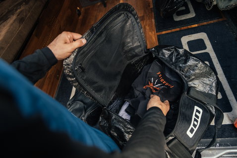 ION Universal Duffle Bag en cours de rangement du matériel, noir, vue intérieure