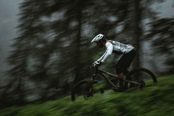 ION_Bike_Tee-LS-Scrub-Mesh_ine_Action-Shots_1
