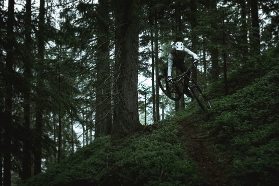 ION_Bike_Tee-LS-Scrub-Mesh_ine_Action-Shots_2