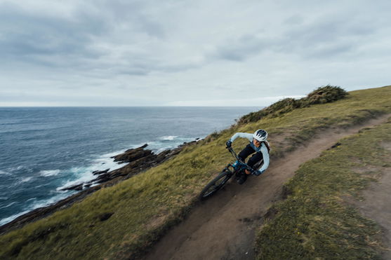 ION_Bike_Tee-LS-Scrub-AMP-WMS_Action-Shots_2