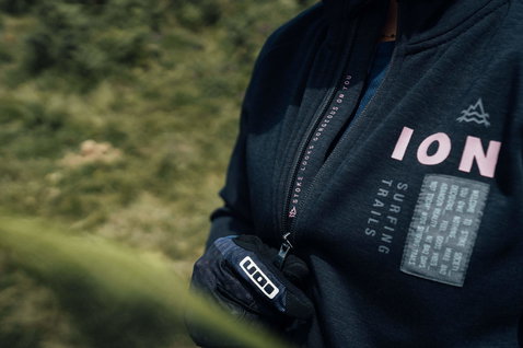 ION Traze AMP Midlayer Full Zip Damen Radjacke in dunkelblau beim Mountainbiken im Wald