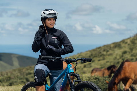 ION Traze AMP Midlayer Full Zip Damen Fleecejacke in schwarz beim Mountainbiken auf dem Trail
