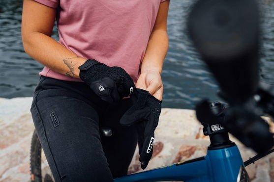 ION_Bike_Gloves-Seek-Amp-unisex_Action-Shots_1
