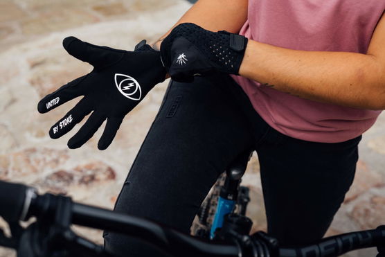 ION_Bike_Gloves-Seek-Amp-unisex_Action-Shots_2