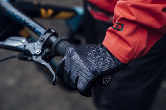 ION_Bike_3-Layer-Jacket-Scrub-AMP-WMS_Action-Shots_4