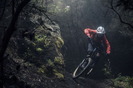 ION_Bike_3-Layer-Jacket-Scrub-AMP-WMS_Action-Shots_2