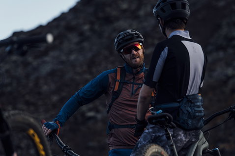 Sac banane ION Bike Traze Plus 3 lors d'une sortie vélo de montagne sur terrain rocheux