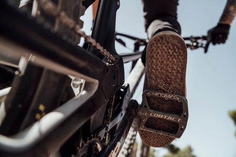 Semelle de chaussure vélo ION Bike Seek pédale plate lors d'une sortie VTT en brun foncé noir
