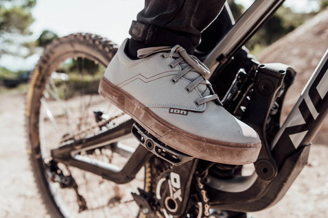 Chaussure vélo ION Seek gris clair semelle gomme lors d'une sortie VTT sur sentier