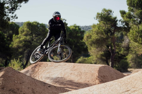 Chaussures de vélo ION Seek lors d'une session de mountain bike sur piste de dirt jump