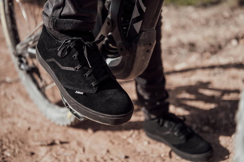 ION Seek Amp Flatpedal-Bikeschuh in schwarz beim Mountainbiken auf dem Trail