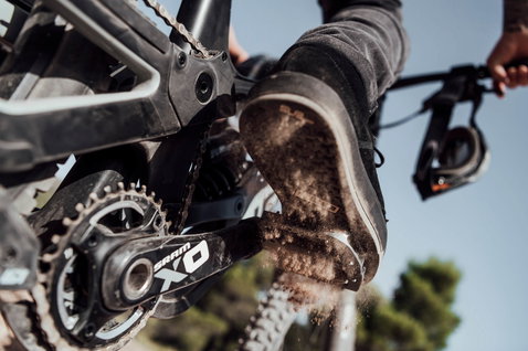 ION Bike Seek Amp Flatpedal-Schuh in schwarz beim Mountainbiken auf Trail