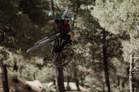 ION Bike Seek Amp Flatpedal Fahrradschuh beim Mountainbiken im Pinienwald