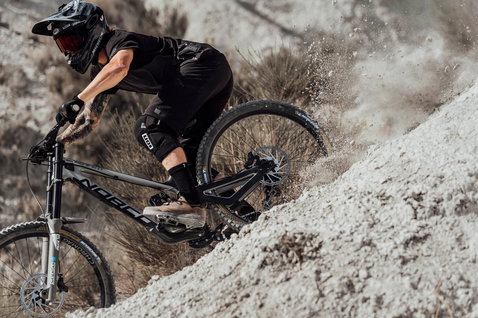 ION Bike Scrub Select flat pedal shoes in taupe during mountain biking on rocky terrain