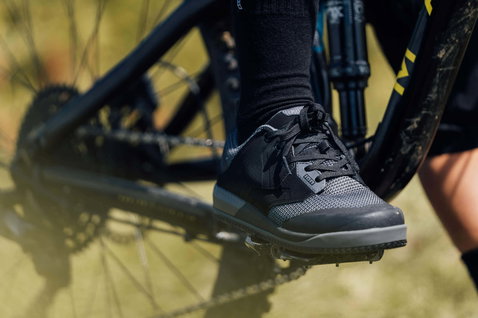 Chaussures vélo ION Scrub Amp pédale plate en noir et gris foncé lors d'une sortie en VTT