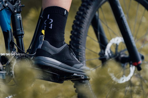 Chaussures vélo ION Scrub Amp pédale plate en noir et gris foncé lors d'une sortie VTT en sentier