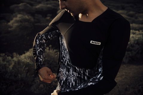 Maillot de protection à manches longues ION Scrub Amp avec protections SAS-TEC en noir à imprimé abstrait