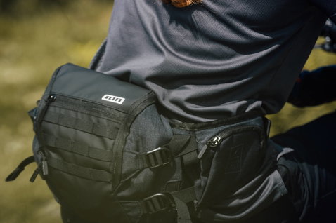 Sac banane ION Traze 3 en noir lors d'une sortie VTT en forêt
